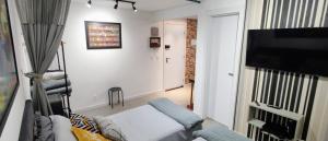 a living room with a couch and a flat screen tv at Blumenau - Zuhause 814 - ao lado da OKTOBERFEST in Blumenau