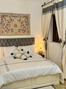 Postel nebo postele na pokoji v ubytování Riad Al-Qurtubi