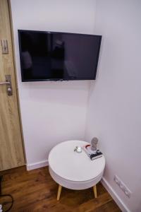 TV i/ili multimedijalni sistem u objektu White Apartment in center of Katowice