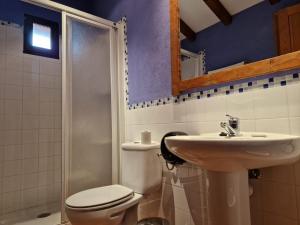 a bathroom with a toilet and a sink at Hostal La Plata in Oropesa