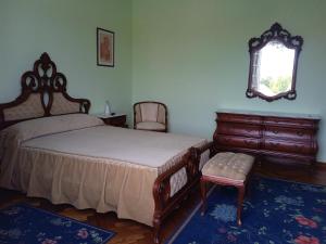 Puenteareas的住宿－La maison d'Abelleira，一间卧室配有一张床、梳妆台和镜子