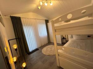 ein Schlafzimmer mit einem Etagenbett und einem Fenster in der Unterkunft Ferienwohnungen Univers A&B in Bad Harzburg