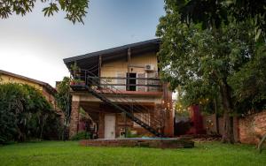 una casa de ladrillo con un árbol delante de ella en Residencial Villalobos en Eldorado