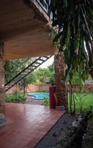 un edificio de piedra con un patio con piscina en Residencial Villalobos en Eldorado