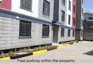 SIMBA'S NOOK - A modern Budget Studio Apartment in Syokimau, Nairobi with Fast WiFi & Netflix - Near the JKIA Airport, SGR Station & Gateway Mall في Syokimau: مبنى مكتوب عليه عبارة "موقف سيارات مجاني داخل العقار"