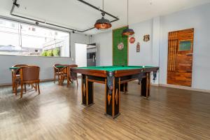 una mesa de ping pong en una habitación con sillas en Fluminense Hotel, en Río de Janeiro
