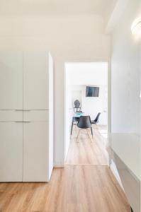 Habitación blanca con mesa y silla en Home Sweet Home - Design & Zen en Luxemburgo