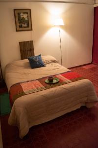 una habitación de hotel con una cama con un plato. en Residencial Villalobos en Eldorado