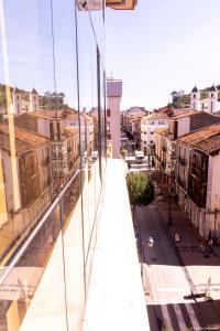 里瓦德塞利亞的住宿－Apartamento - Riba De Sella，从玻璃建筑中欣赏到城市街道的景色