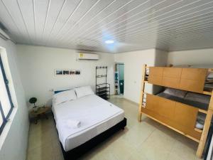 Giường trong phòng chung tại EL NOPAL Hostal