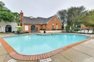 a large swimming pool in front of a house at Baton Rouge Condo with Community Pool 6 Mi to LSU! in Baton Rouge