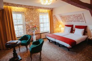 een slaapkamer met een groot bed en 2 ramen bij Grand Museum Hotel, BW Signature Collection in Delft