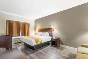 Cama o camas de una habitación en Quality Inn Conference Center at Citrus Hills
