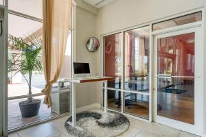 een thuiskantoor met een bureau met een computer erop bij Quality Inn Conference Center at Citrus Hills in Hernando