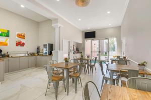 een eetkamer met tafels en stoelen en een keuken bij Quality Inn Conference Center at Citrus Hills in Hernando
