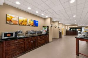 un vestíbulo con un mostrador de comida en un hospital en Comfort Suites, en Commerce