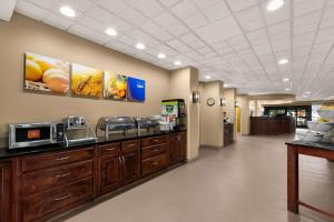 Η κουζίνα ή μικρή κουζίνα στο Comfort Suites Commerce