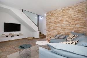 a living room with a couch and a tv at Casa Dael in El Matorral