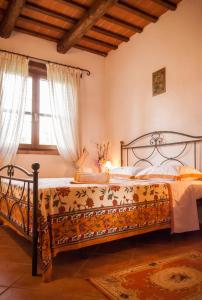 A bed or beds in a room at Fattoria dei Cavalieri