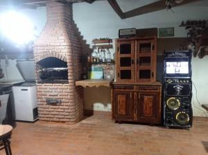 um forno de tijolo num quarto com um balcão e uma mesa em Sitio Morada da Felicidade em Esmeraldas