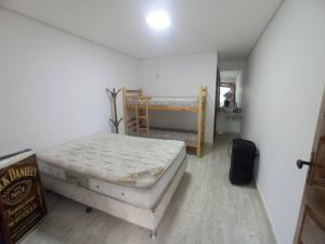um quarto com duas camas num quarto em Sitio Morada da Felicidade em Esmeraldas