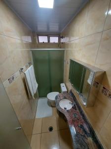 a bathroom with a toilet and a shower and a sink at Hotel Mooca in São Paulo