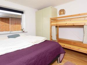 - une chambre avec un grand lit et une grande fenêtre dans l'établissement Holiday home Karby II, à Karby