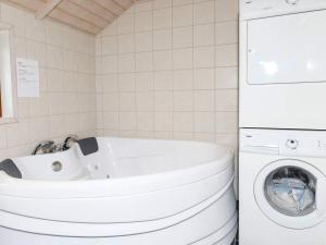 Sillerslevにある6 person holiday home in ster Asselsのバスルーム(白いバスタブ付)、洗濯機が備わります。