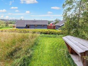 Sillerslevにある6 person holiday home in ster Asselsの木製のベンチ