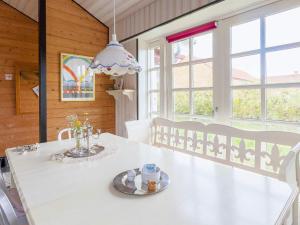 ein Esszimmer mit einem weißen Tisch und Stühlen in der Unterkunft 8 person holiday home in Vinderup in Vinderup