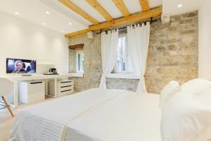 Postel nebo postele na pokoji v ubytování Grgur Ninski Rooms