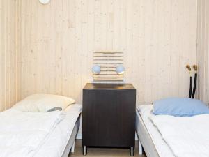dwa łóżka siedzące obok siebie w pokoju w obiekcie Holiday home Vestervig XLVII w mieście Vestervig