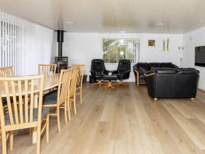 salon ze stołem i krzesłami w obiekcie Holiday home Vestervig XLVII w mieście Vestervig