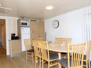 kuchnia i jadalnia ze stołem i krzesłami w obiekcie Holiday home Vestervig XLVII w mieście Vestervig