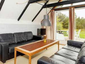 uma sala de estar com um sofá preto e uma mesa em 8 person holiday home in Fur em Fur