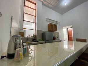 een keuken met een aanrecht met een blender erop bij D’Clau City Appartment in Iquitos