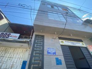 een gebouw met een ladder aan de zijkant bij D’Clau City Appartment in Iquitos