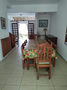 ウバトゥバにあるCasa em condominio fechado próximo a praiaのダイニングルーム(テーブル、椅子、テーブル、椅子付)