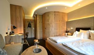 En eller flere senge i et værelse på Hotel Staudacherhof History & Lifestyle