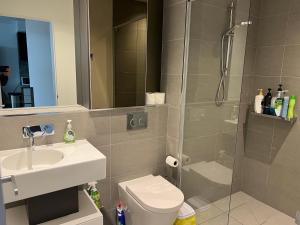 ein Bad mit einer Dusche, einem WC und einem Waschbecken in der Unterkunft Wsp quiet apartment in CBD with free parking in Melbourne
