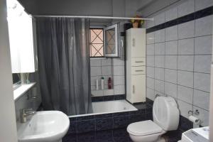 Koupelna v ubytování The Red House Δίπλα στον Μύλο των Ξωτικών + 17 fotografií