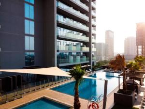 Bazén v ubytování Bloom Heights: Pool, Gym & Wi-Fi - JVC - Dubai nebo v jeho okolí
