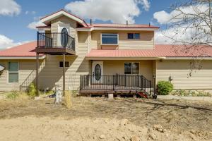 ein Haus mit rotem Dach in der Unterkunft Vernal Home - 19 Mi to Dinosaur National Monument! in Vernal