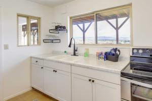 Η κουζίνα ή μικρή κουζίνα στο Steinaker State Park with Fireplace Vernal Getaway! +16 φωτογραφίες