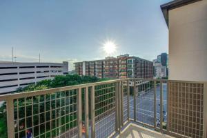 balcón con vistas a la ciudad en Best 5* Luxury Living Downtown kingbed Suite en Houston