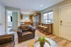 Un lugar para sentarse en Stunning SeaTac Gem with Modern Amenities!