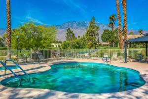 una piscina con palmeras y un cenador en Vista Oasis Retreat, en Cathedral City