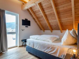 - une chambre avec un lit et une grande fenêtre dans l'établissement Bergzicht 2A, à Sankt Lorenzen ob Murau