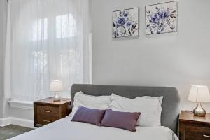 una camera con un letto con due comodini e due lampade di Charming HBG Haven: Cozy 1BR Apt a Harrisburg