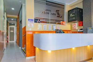 un restaurante de comida rápida con encimera blanca en Hotel San Lorenzo en Moquegua
